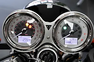 Used 2017 Triumph Thruxton R Silver - Interior and Exterior details 11