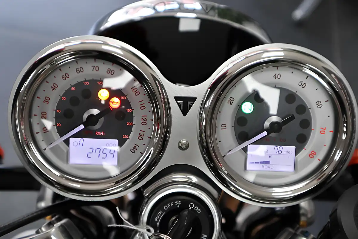 Used 2017 Triumph Thruxton R Silver - Interior and Exterior details 11