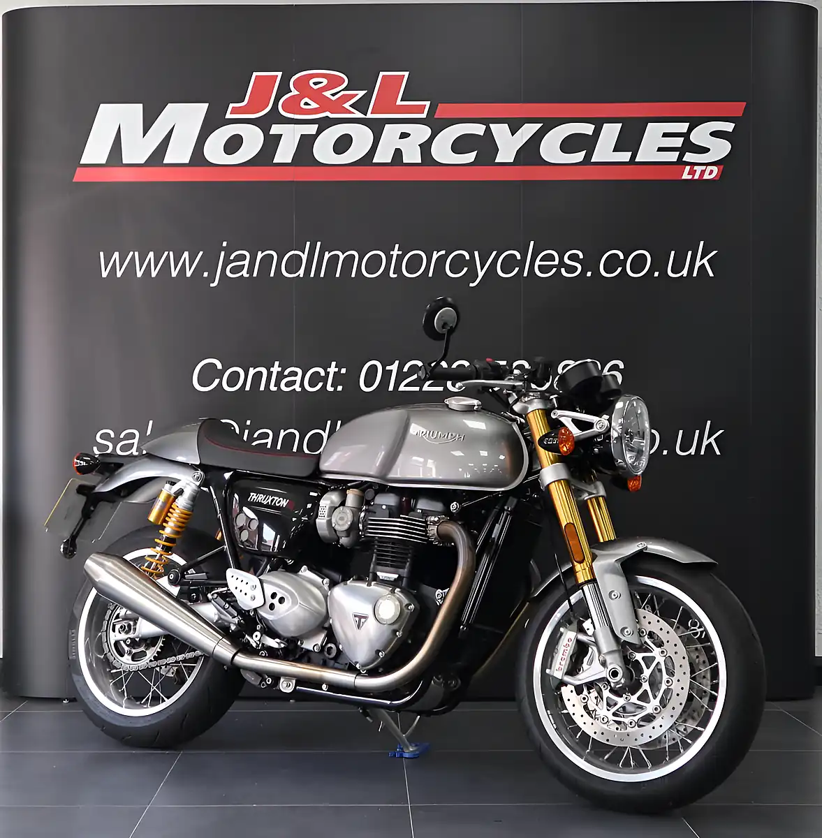 Used 2017 Triumph Thruxton R Silver - Interior and Exterior details 2