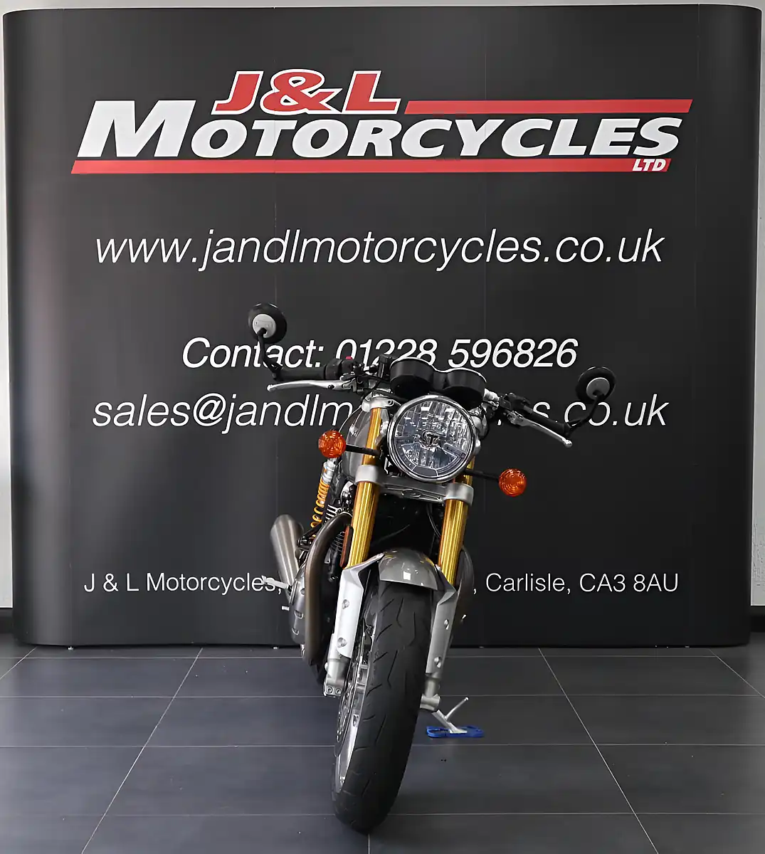 Used 2017 Triumph Thruxton R Silver - Interior and Exterior details 3