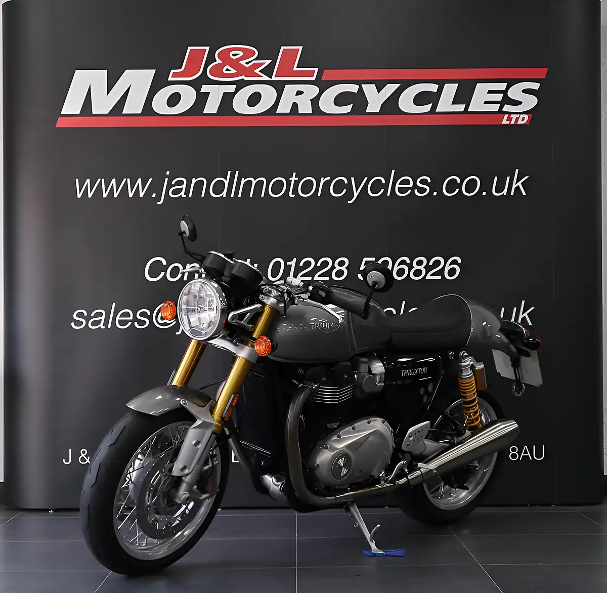 Used 2017 Triumph Thruxton R Silver - Interior and Exterior details 4