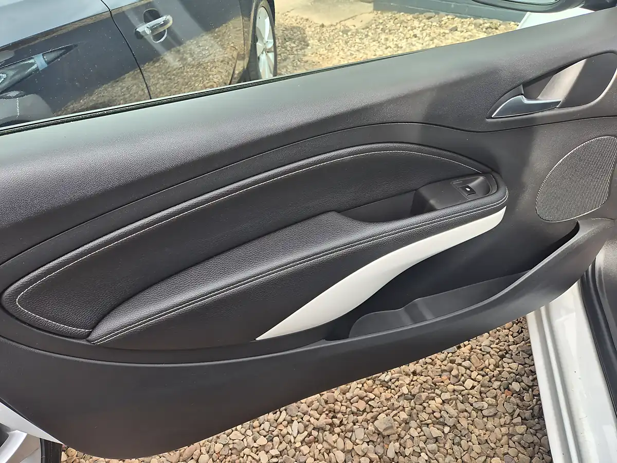 Used 2017 Vauxhall Adam Energised White - Interior and Exterior details 16