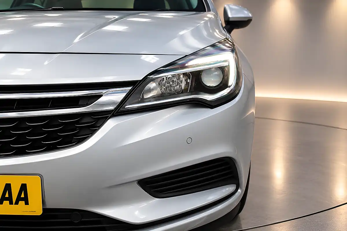 Used 2017 Vauxhall Astra Design Silver - Interior and Exterior details 6