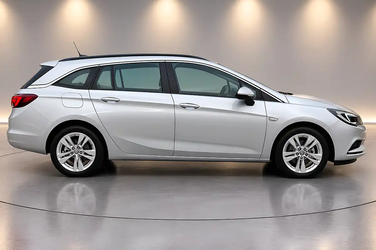 Used 2017 Vauxhall Astra Design Silver - Interior and Exterior details 7