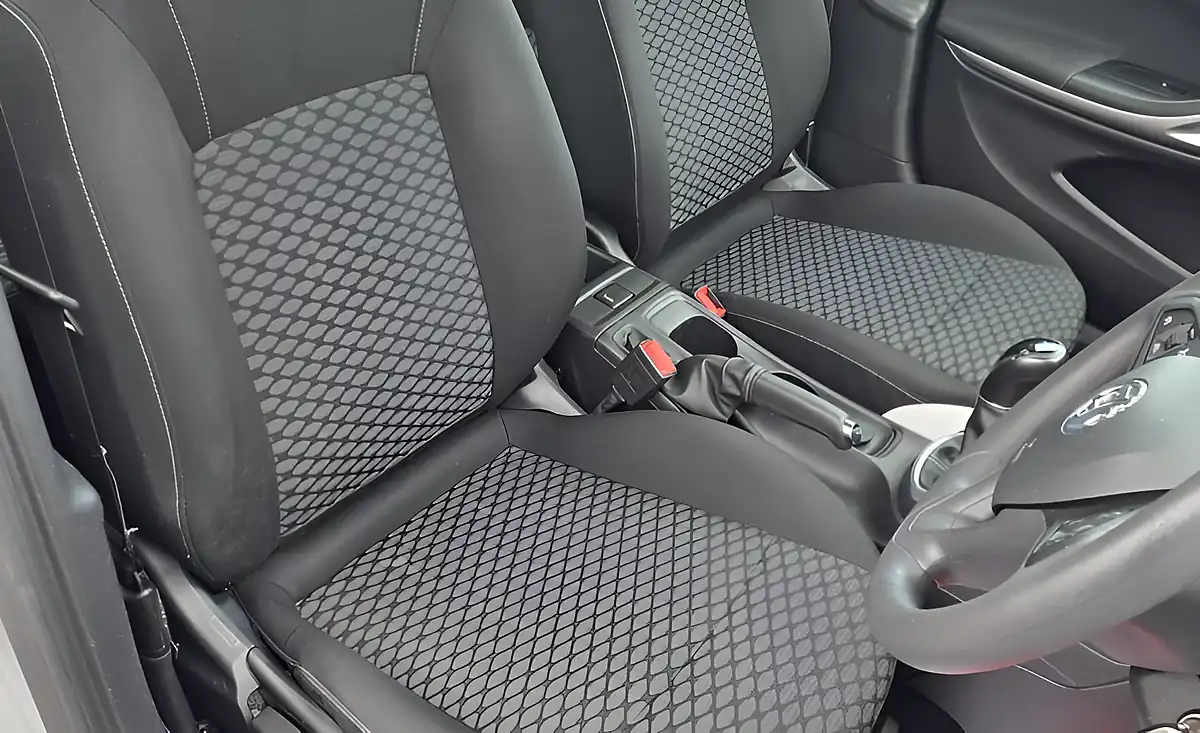 Used 2017 Vauxhall Astra Design Sovereign Silver - Interior and Exterior details 12