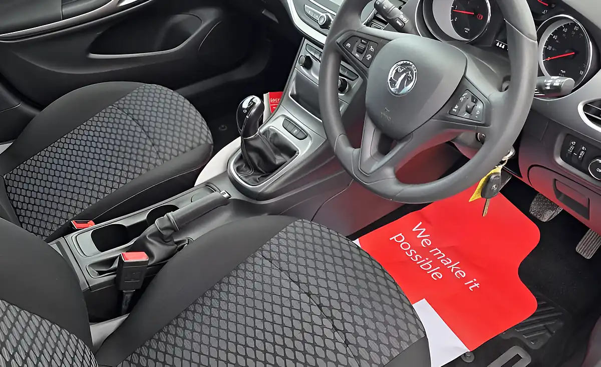 Used 2017 Vauxhall Astra Design Sovereign Silver - Interior and Exterior details 13