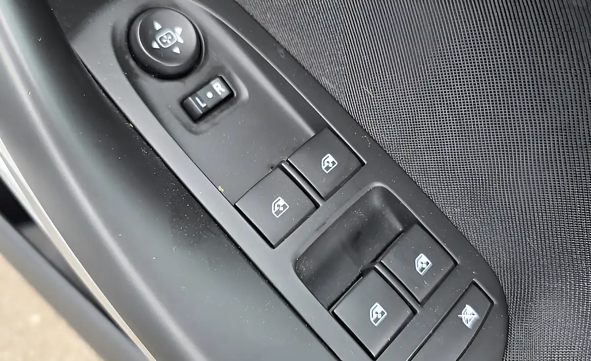 Used 2017 Vauxhall Astra Design Sovereign Silver - Interior and Exterior details 14
