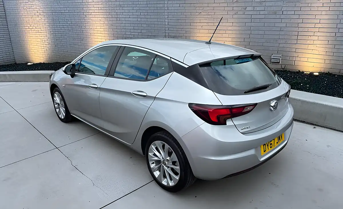 Used 2017 Vauxhall Astra Design Sovereign Silver - Interior and Exterior details 4