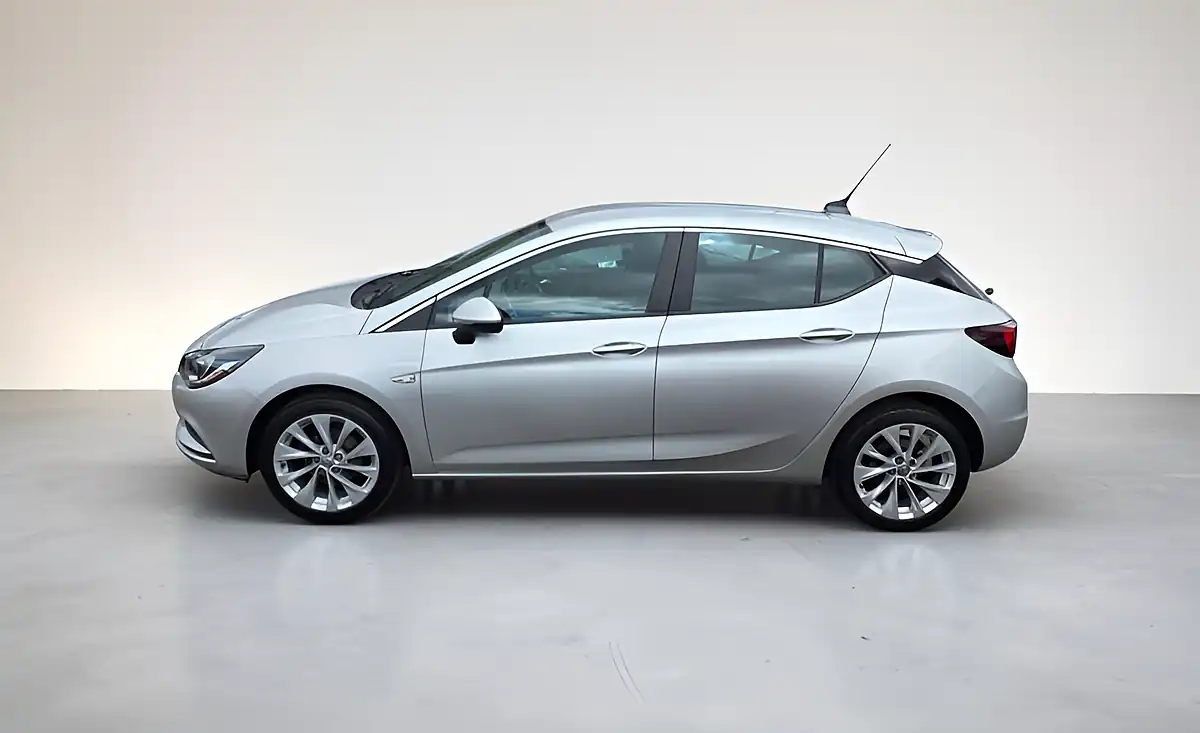 Used 2017 Vauxhall Astra Design Sovereign Silver - Interior and Exterior details 5