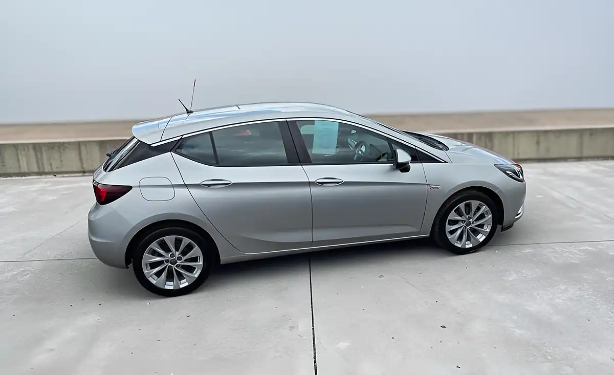 Used 2017 Vauxhall Astra Design Sovereign Silver - Interior and Exterior details 9