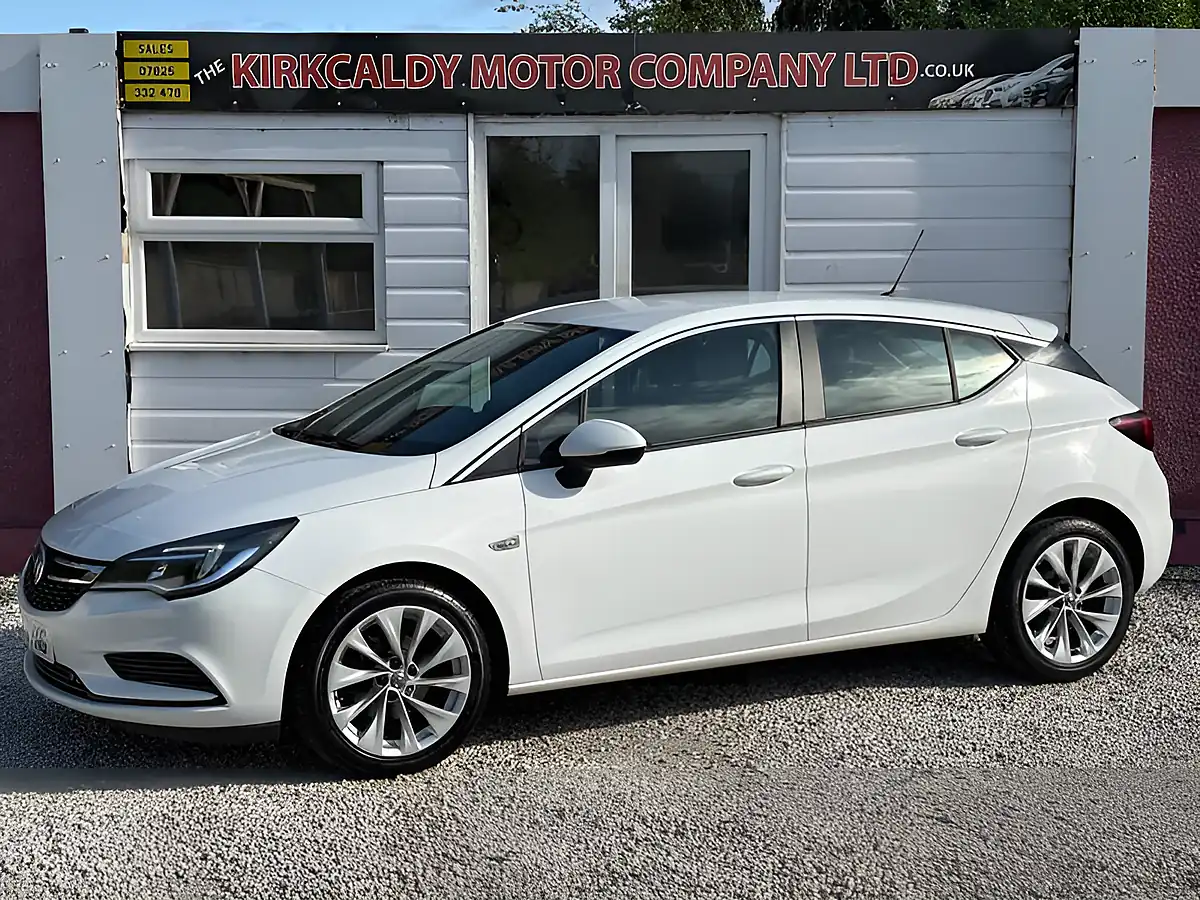Used 2017 Vauxhall Astra Design White - Front View