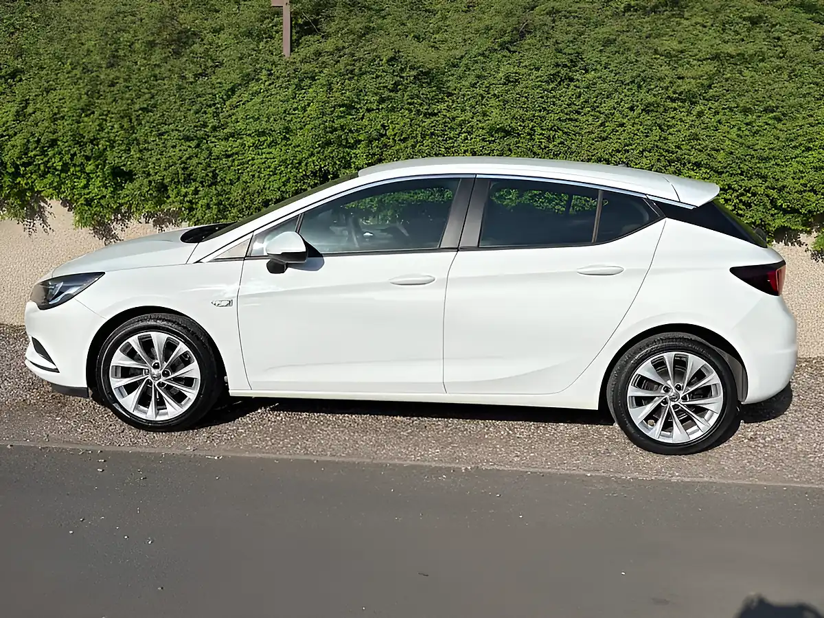 Used 2017 Vauxhall Astra Design White - Interior and Exterior details 3