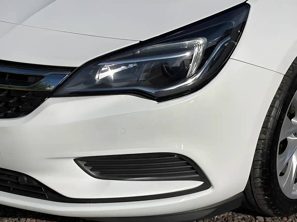 Used 2017 Vauxhall Astra Design White - Interior and Exterior details 7