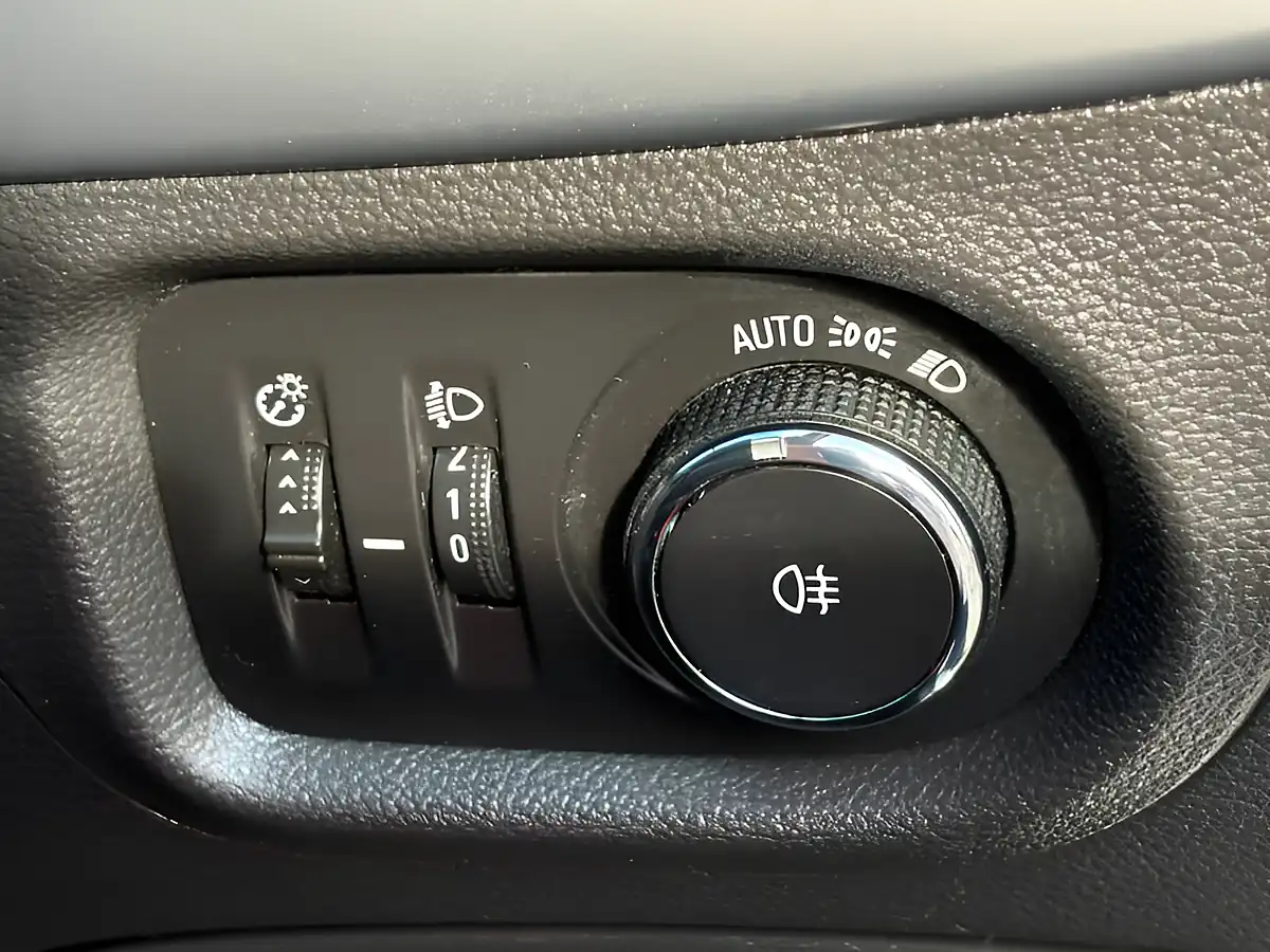 Used 2017 Vauxhall Astra Design White - Interior and Exterior details 2