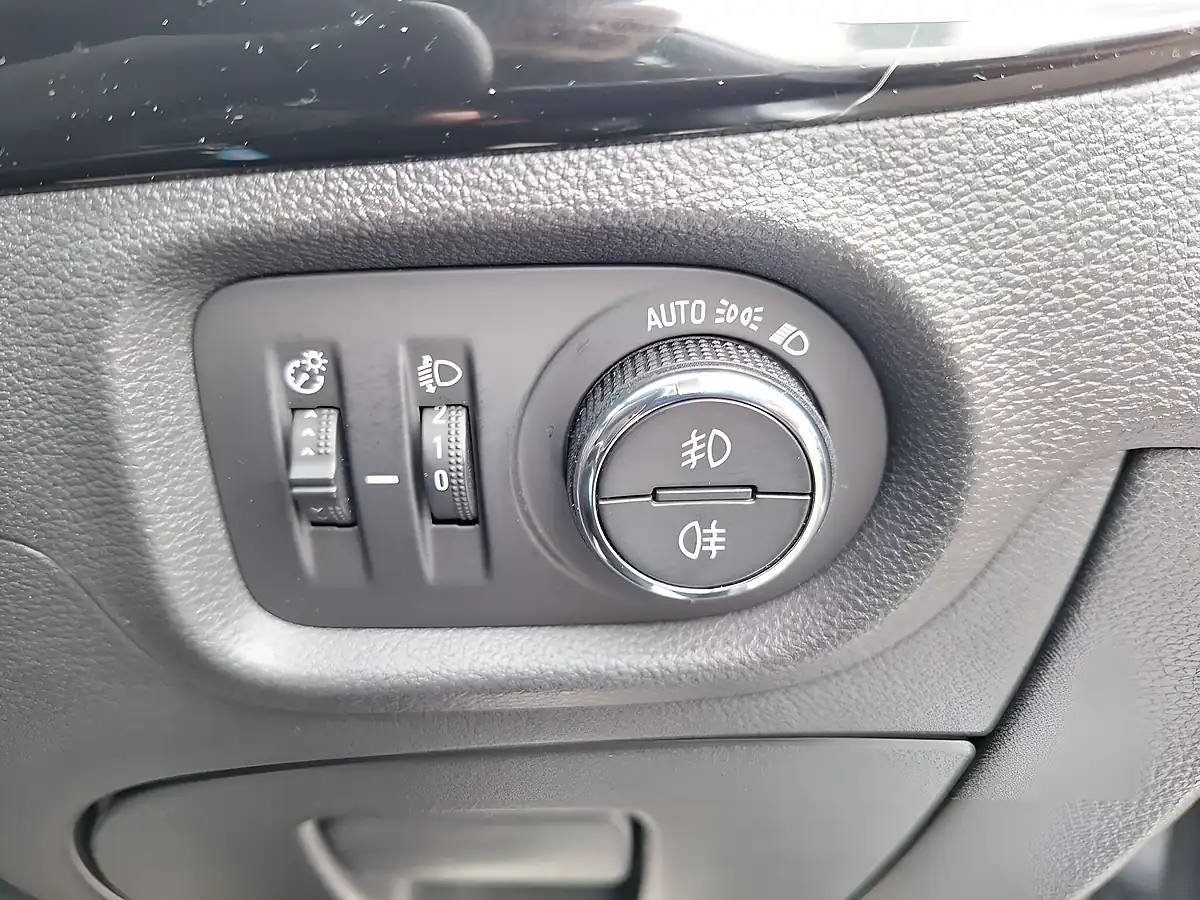 Used 2017 Vauxhall Astra Elite Nav Silver - Interior and Exterior details 15
