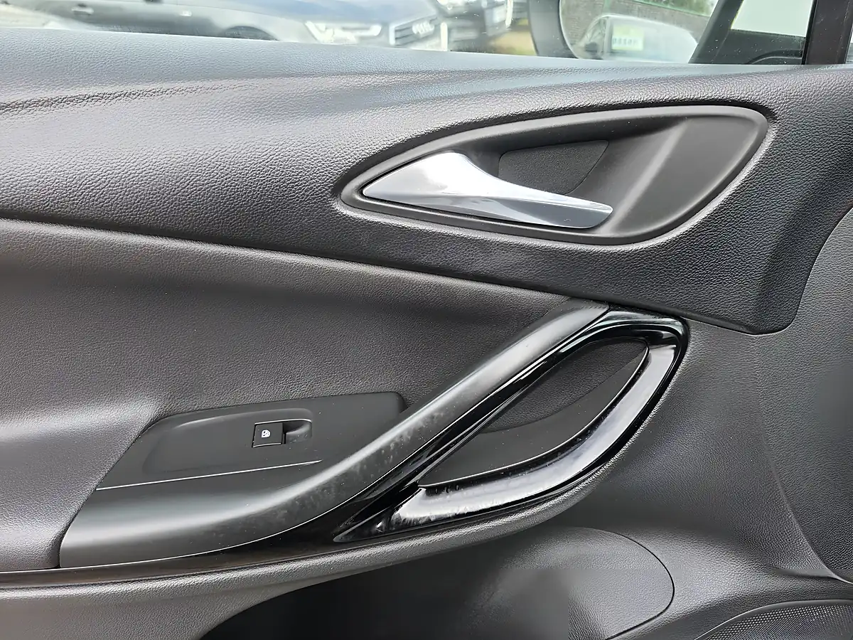 Used 2017 Vauxhall Astra Elite Nav White - Interior and Exterior details 14