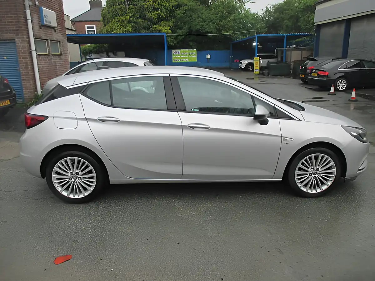 Used 2017 Vauxhall Astra Elite Silver - Interior and Exterior details 5
