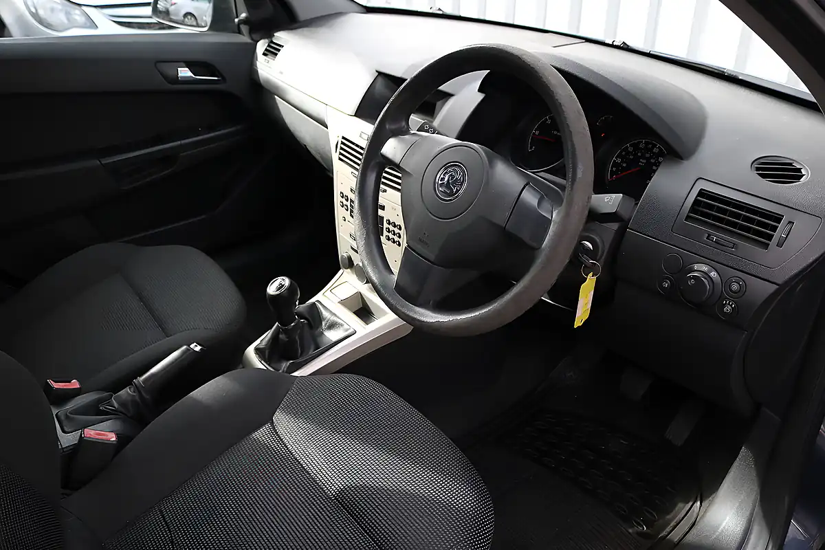 Used 2017 Vauxhall Astra Life Blue - Interior and Exterior details 14