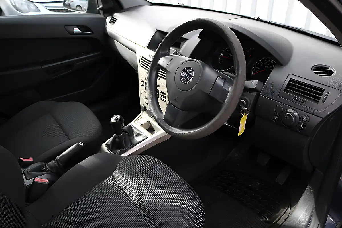 Used 2017 Vauxhall Astra Life Blue - Interior and Exterior details 20