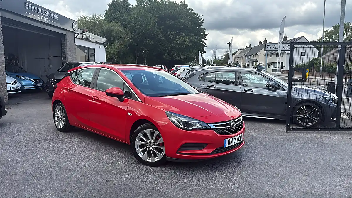 Used 2017 Vauxhall Astra Red - Front View