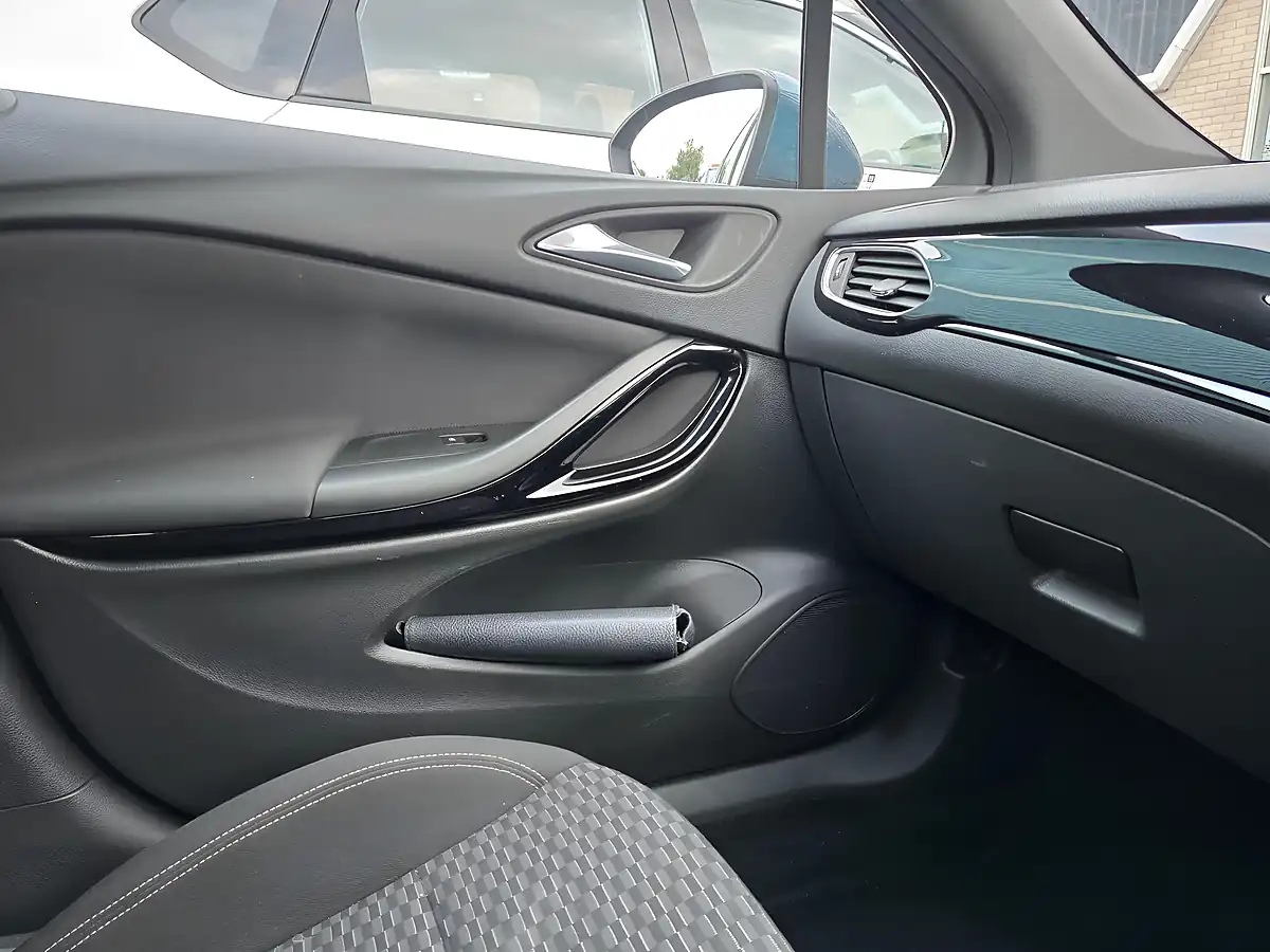 Used 2017 Vauxhall Astra Sri Blue - Interior and Exterior details 10