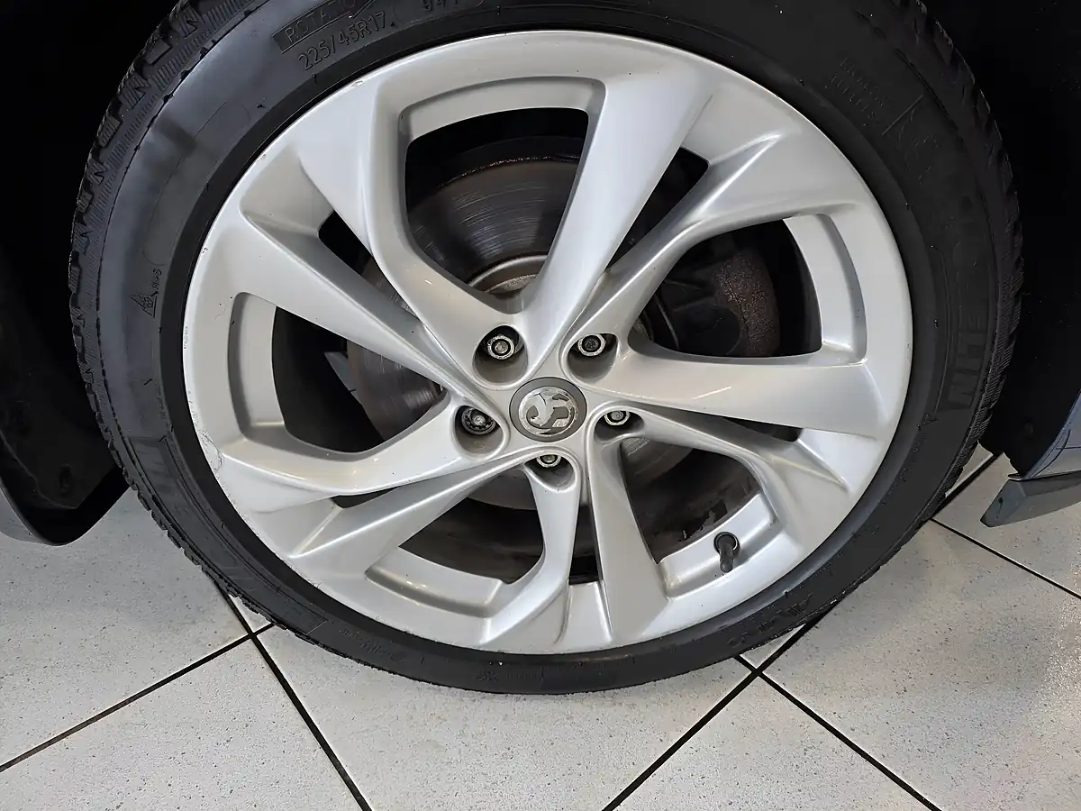 Used 2017 Vauxhall Astra Sri Blue - Interior and Exterior details 16