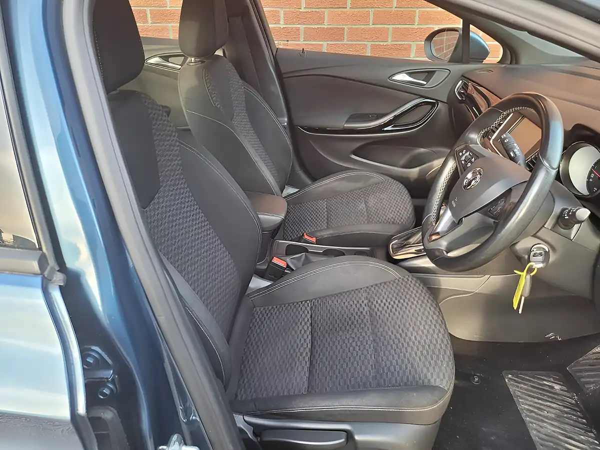 Used 2017 Vauxhall Astra Sri Blue - Interior and Exterior details 16