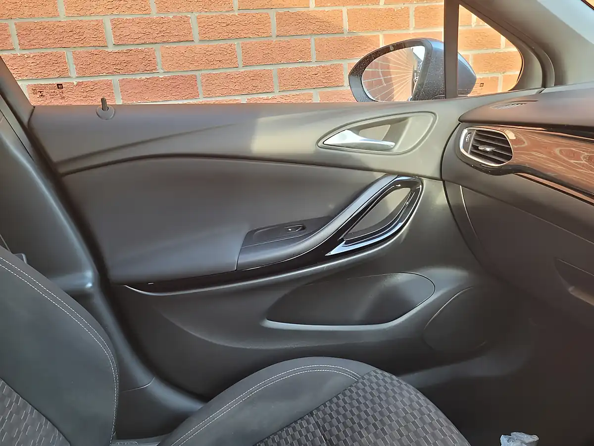 Used 2017 Vauxhall Astra Sri Blue - Interior and Exterior details 19