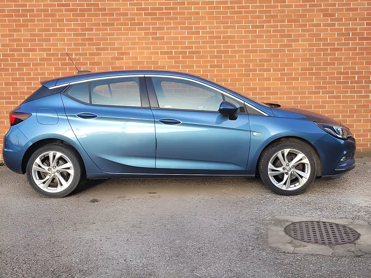 Used 2017 Vauxhall Astra Sri Blue - Interior and Exterior details 7