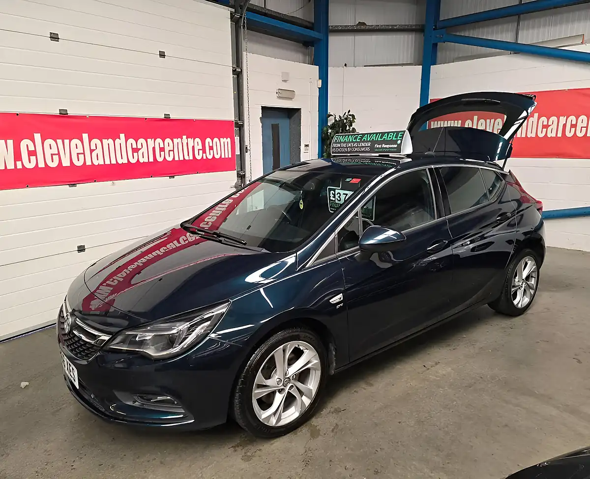 Used 2017 Vauxhall Astra Sri Green - Front View