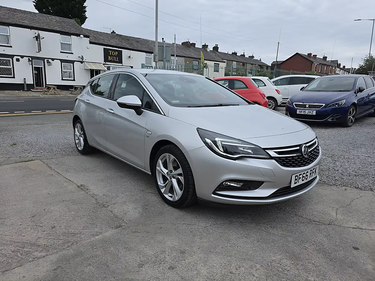 Used 2017 Vauxhall Astra Sri Nav Silver - Front View