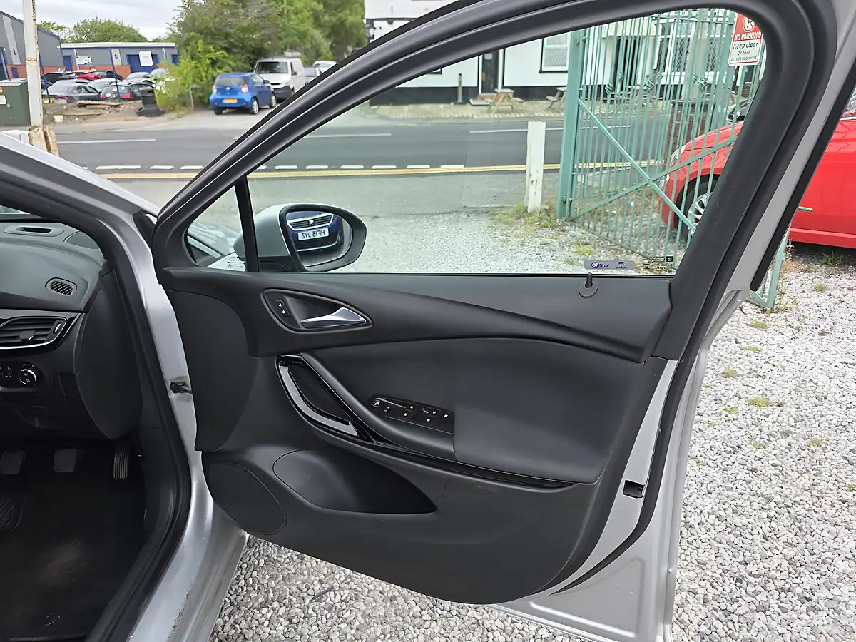 Used 2017 Vauxhall Astra Sri Nav Silver - Interior and Exterior details 16