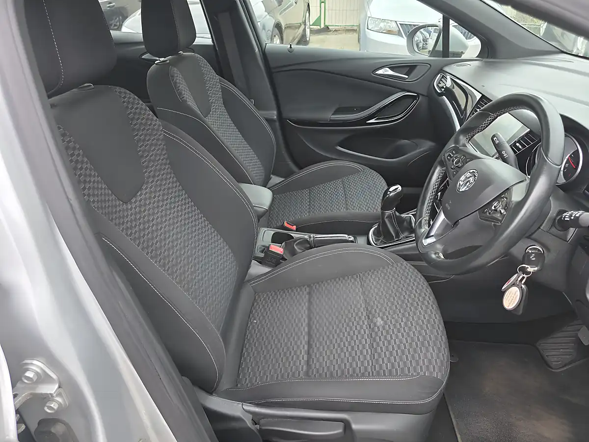 Used 2017 Vauxhall Astra Sri Nav Silver - Interior and Exterior details 9