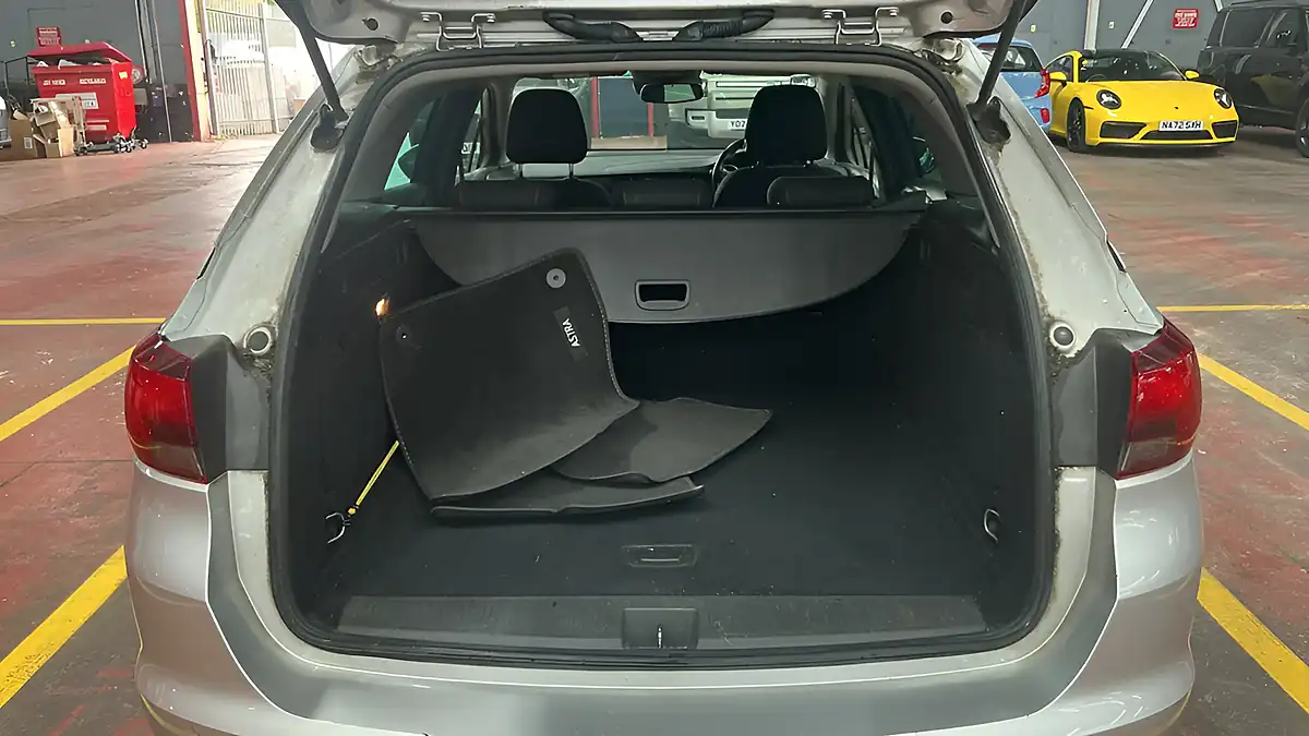 Used 2017 Vauxhall Astra Sri Nav Silver - Interior and Exterior details 5