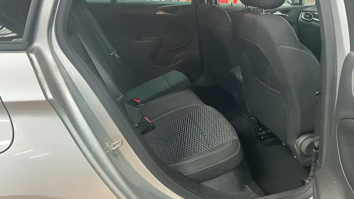 Used 2017 Vauxhall Astra Sri Nav Silver - Interior and Exterior details 6