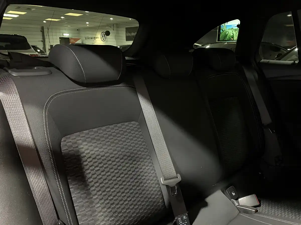 Used 2017 Vauxhall Astra Sri Nav Sports Tourer Red - Interior and Exterior details 14