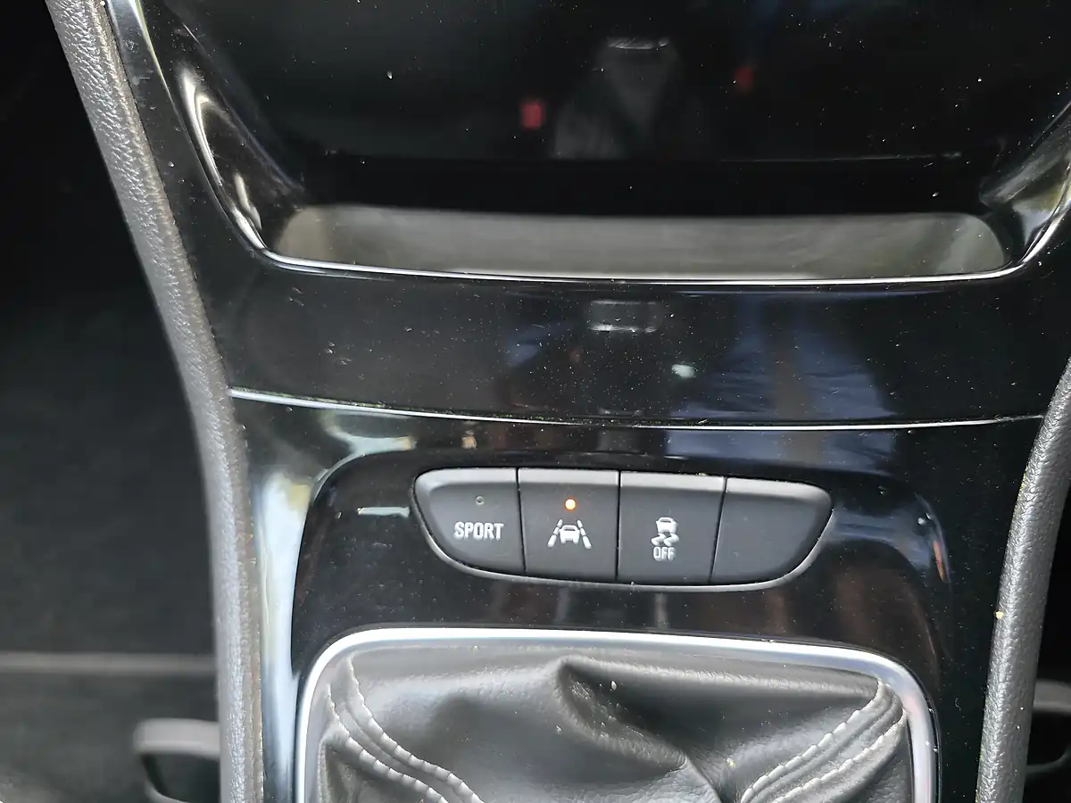 Used 2017 Vauxhall Astra Sri Nav White - Interior and Exterior details 14