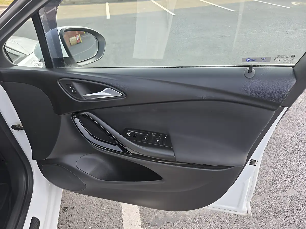 Used 2017 Vauxhall Astra Sri Nav White - Interior and Exterior details 17