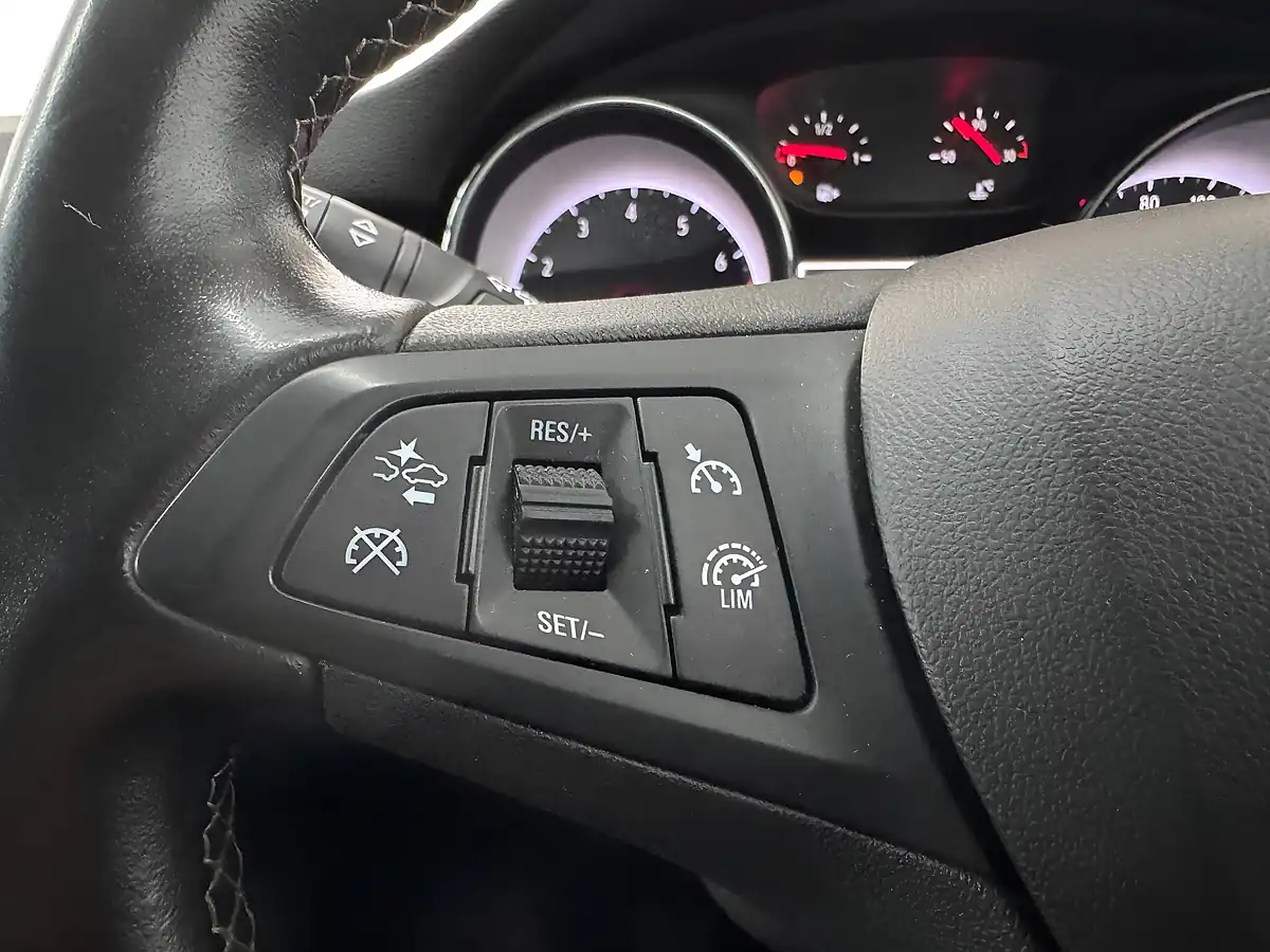 Used 2017 Vauxhall Astra Sri Power Red - Interior and Exterior details 13