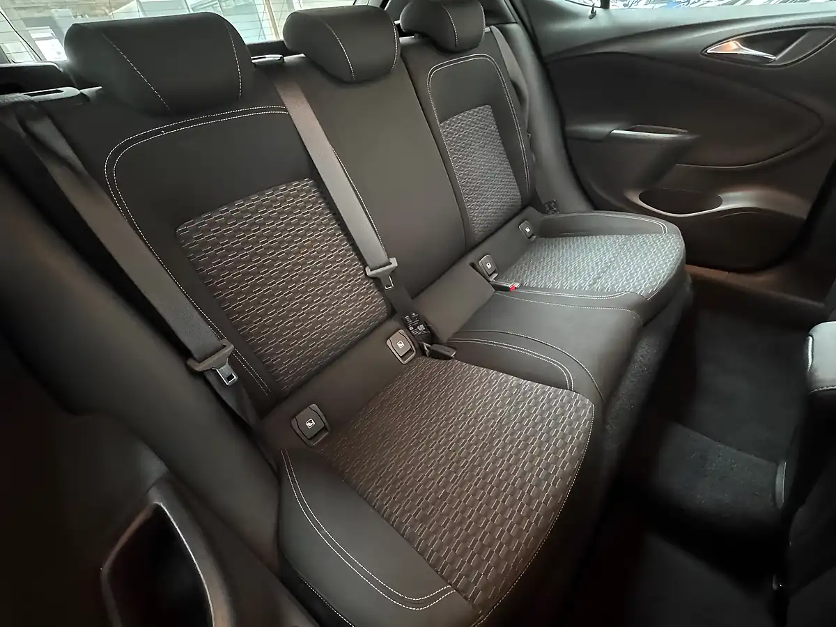 Used 2017 Vauxhall Astra Sri Power Red - Interior and Exterior details 9