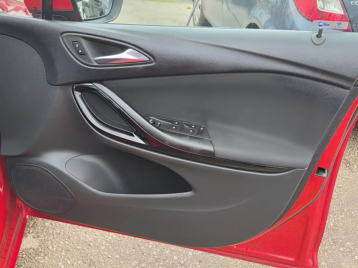 Used 2017 Vauxhall Astra Sri Red - Interior and Exterior details 10