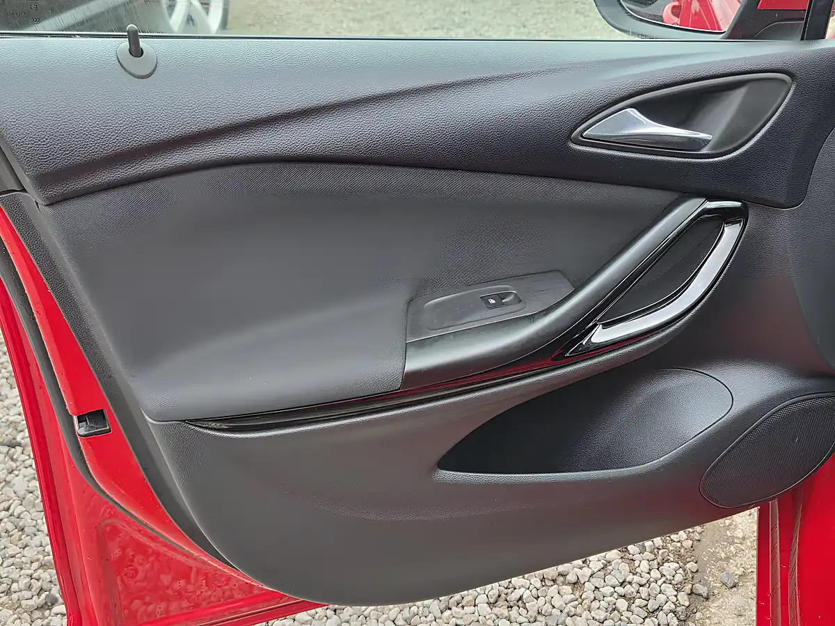 Used 2017 Vauxhall Astra Sri Red - Interior and Exterior details 13