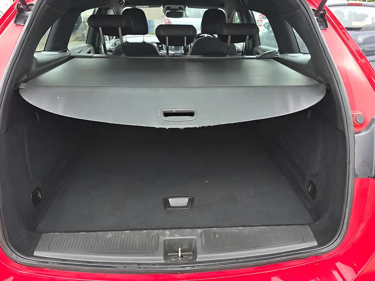 Used 2017 Vauxhall Astra Sri Red - Interior and Exterior details 15