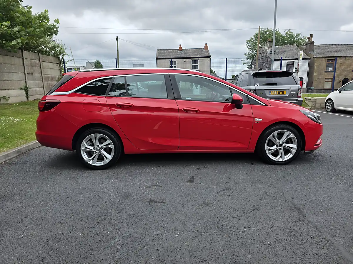 Used 2017 Vauxhall Astra Sri Red - Interior and Exterior details 7