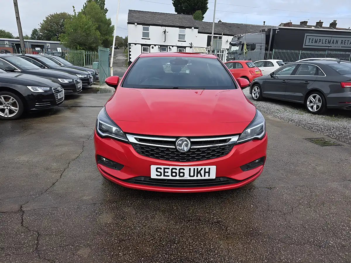 Used 2017 Vauxhall Astra Sri Red - Front View