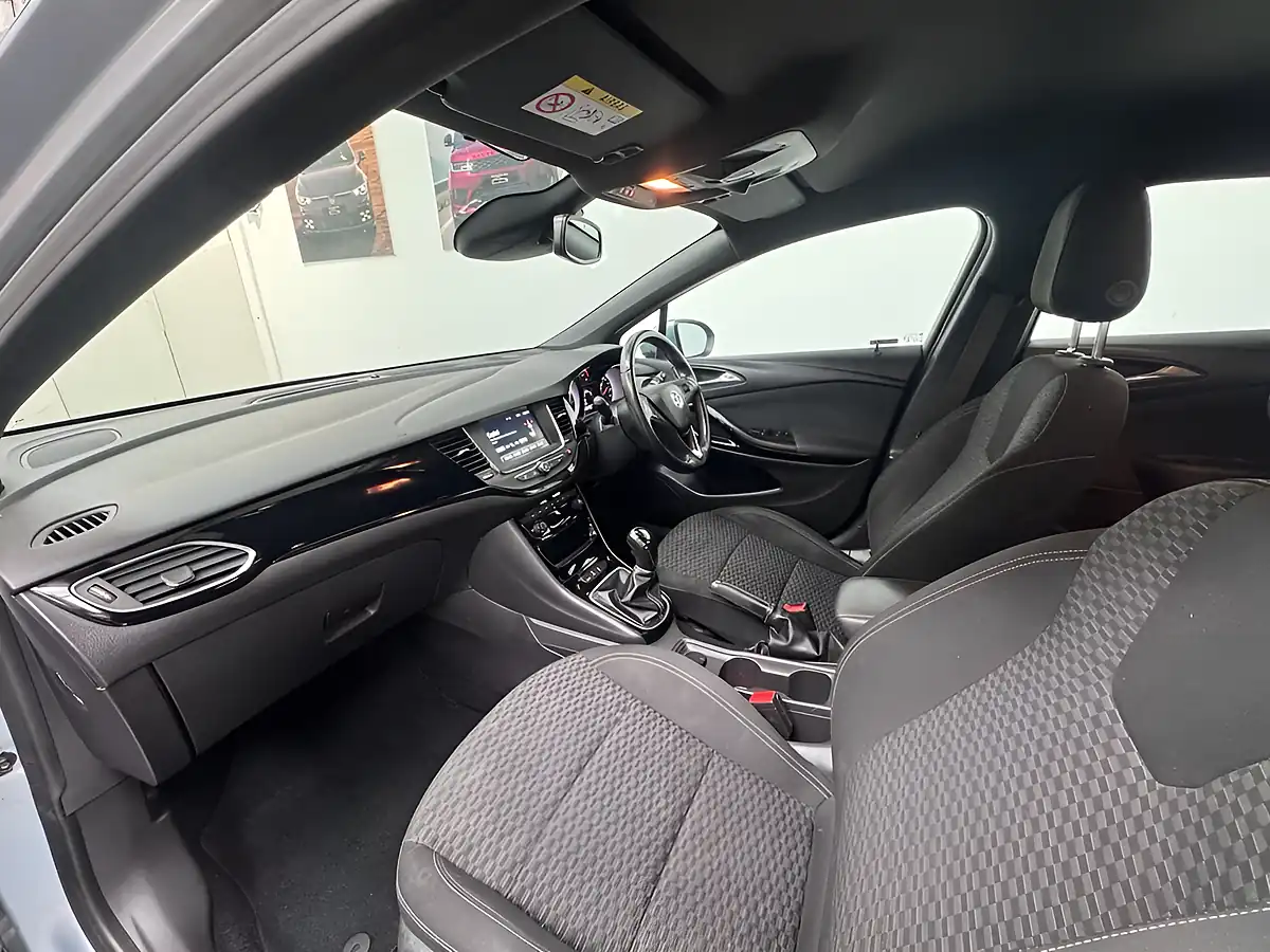 Used 2017 Vauxhall Astra Sri Silver - Interior and Exterior details 14