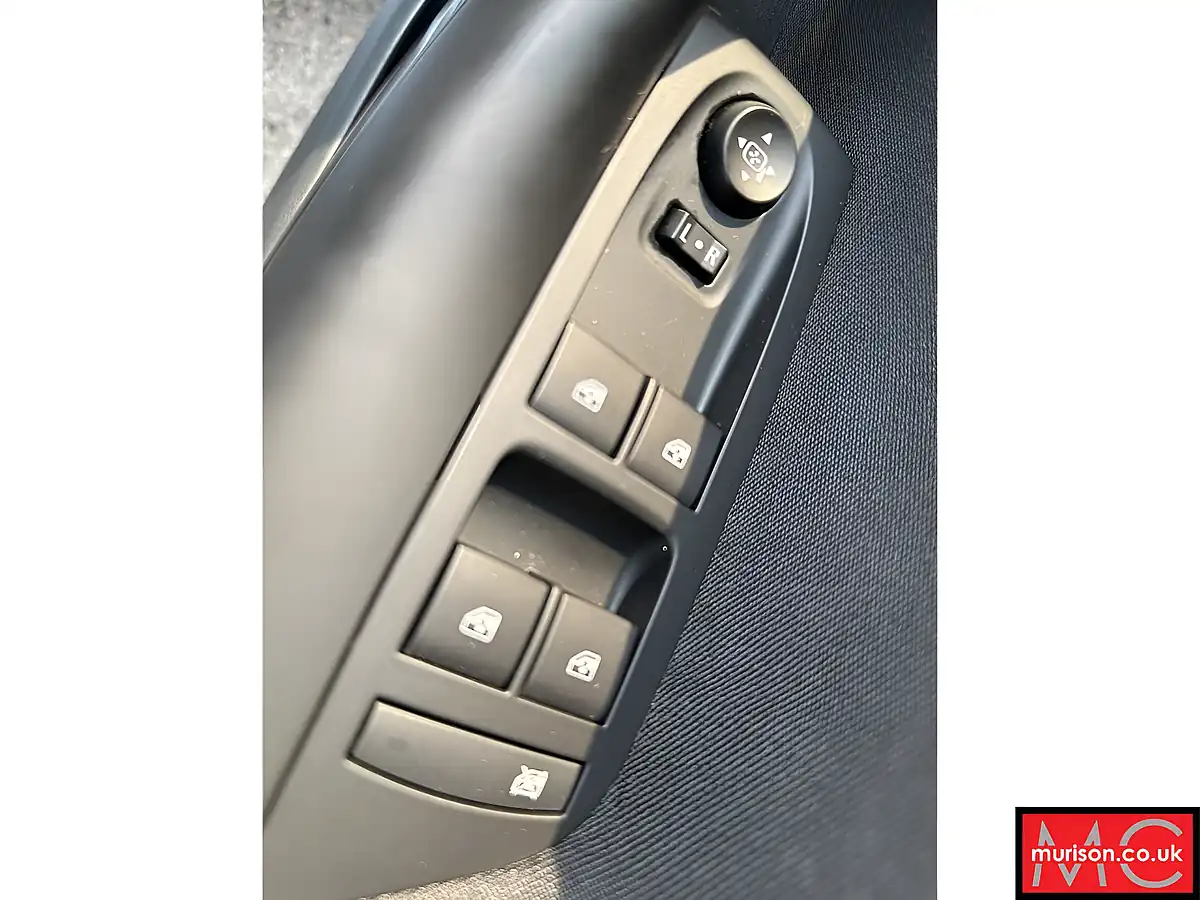 Used 2017 Vauxhall Astra Sri Silver - Interior and Exterior details 15