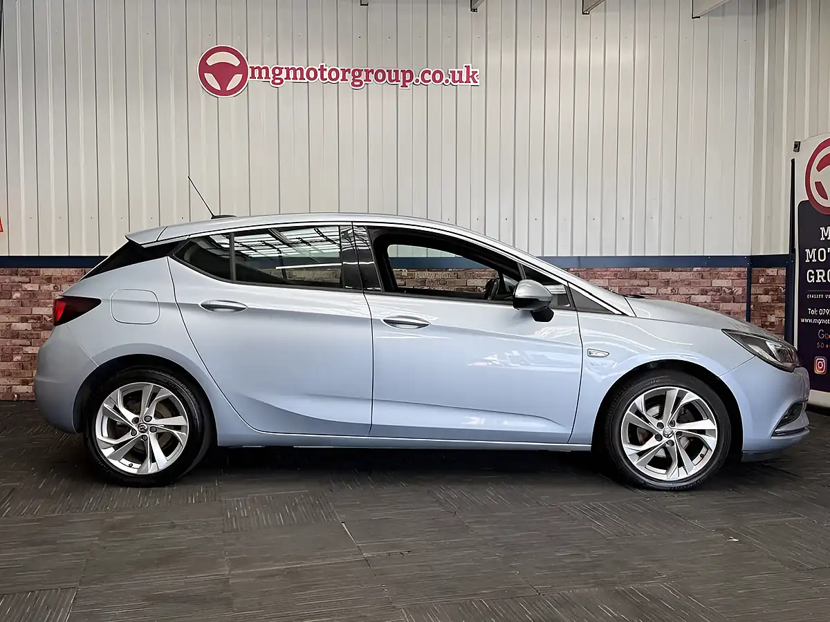 Used 2017 Vauxhall Astra Sri Silver - Interior and Exterior details 10