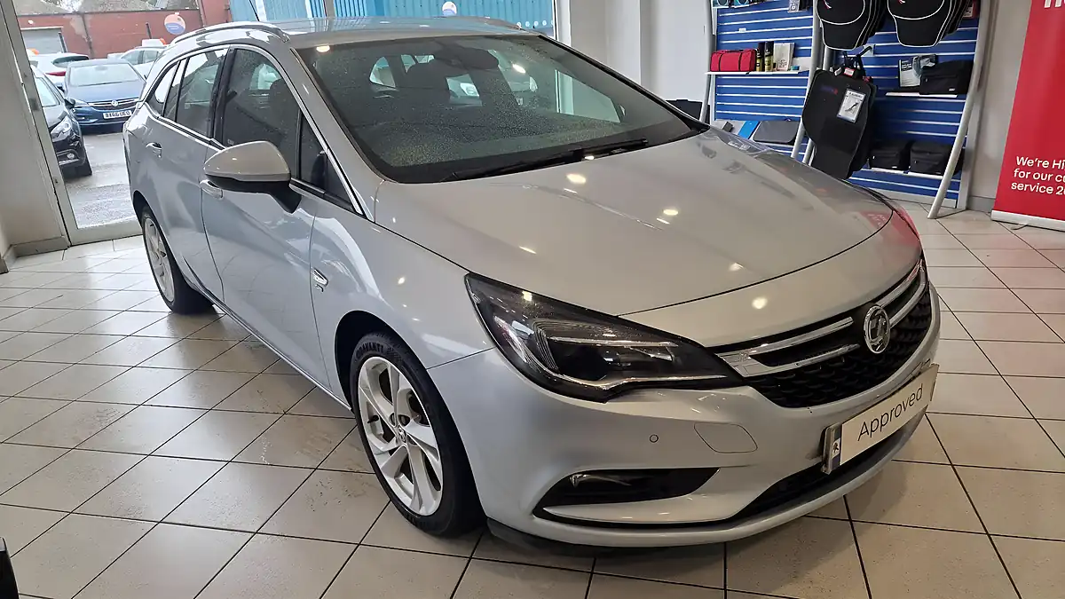 Used 2017 Vauxhall Astra Sri Sports Tourer Silver - Front View