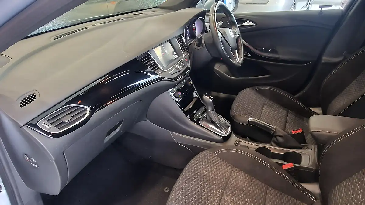 Used 2017 Vauxhall Astra Sri Sports Tourer Silver - Interior and Exterior details 16